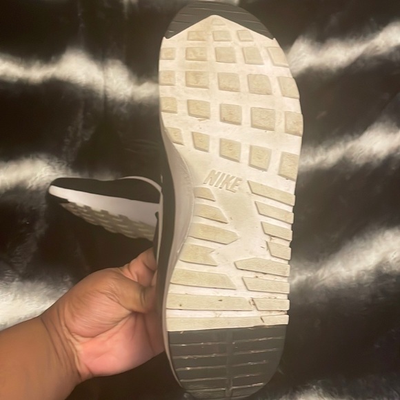 BLACK NIKE SNEAKERS ONLY WORN 3 TIMES - Picture 3 of 8